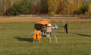profesjonalny dron śmigłowiec na trawie