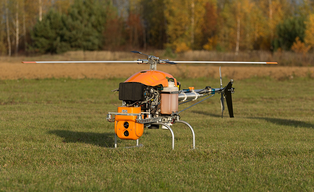 profesjonalny dron śmigłowiec na trawie