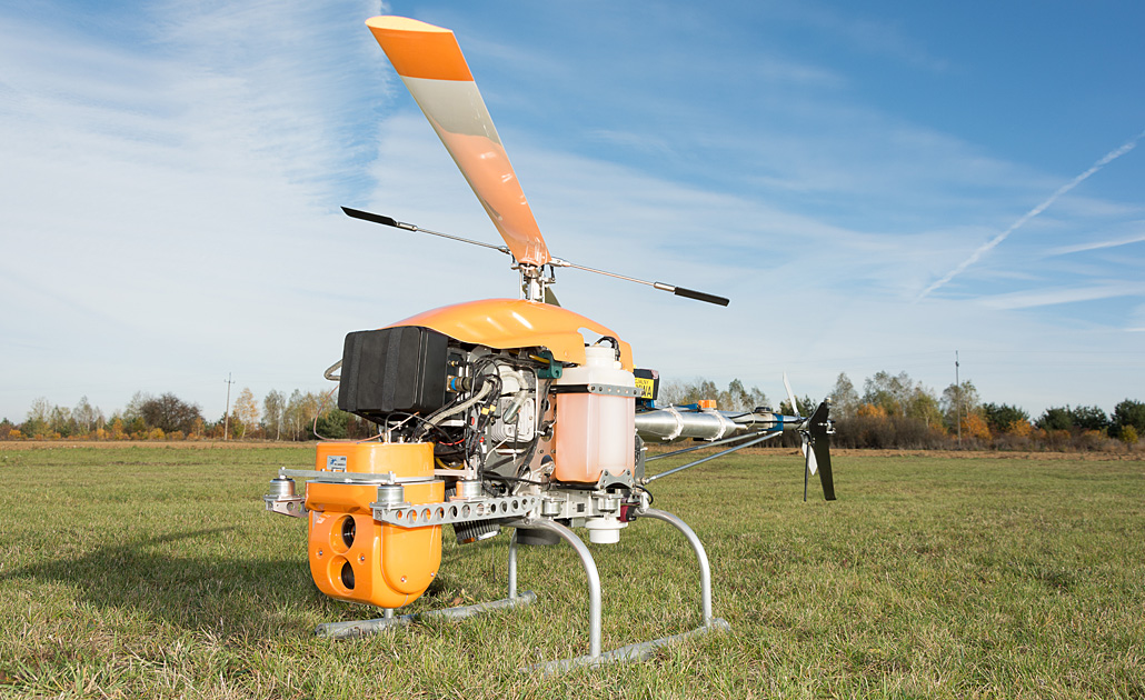 dron helikopter na trawie zielonej na terenie lotniska