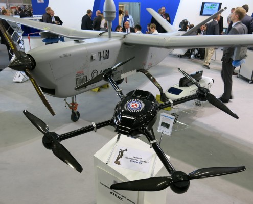 zdjęcie wystawy targowej z dronami