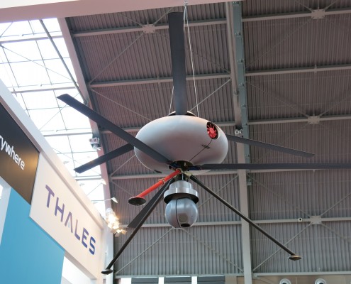 zdjęcie wystawy targowej z modelem drona