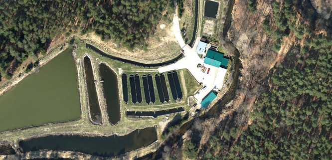 zdjęcie zbiorników wodnych wykonane dronem