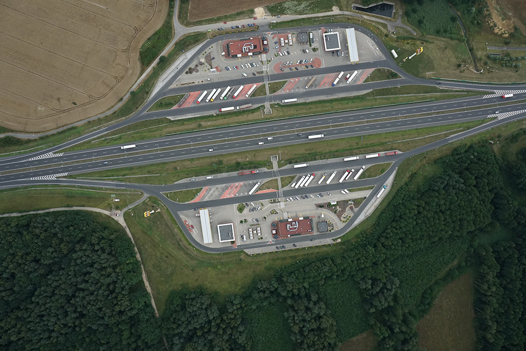 zdjęcie lotnicze miejsca obsługi pasażerów wykonane dronem