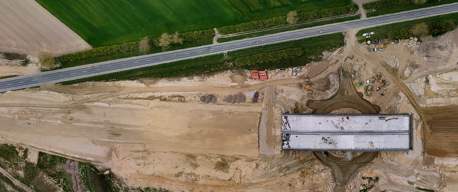 zdjęcie wykonane dronem przedstawiające prace budowlane odcinka drogi krajowej