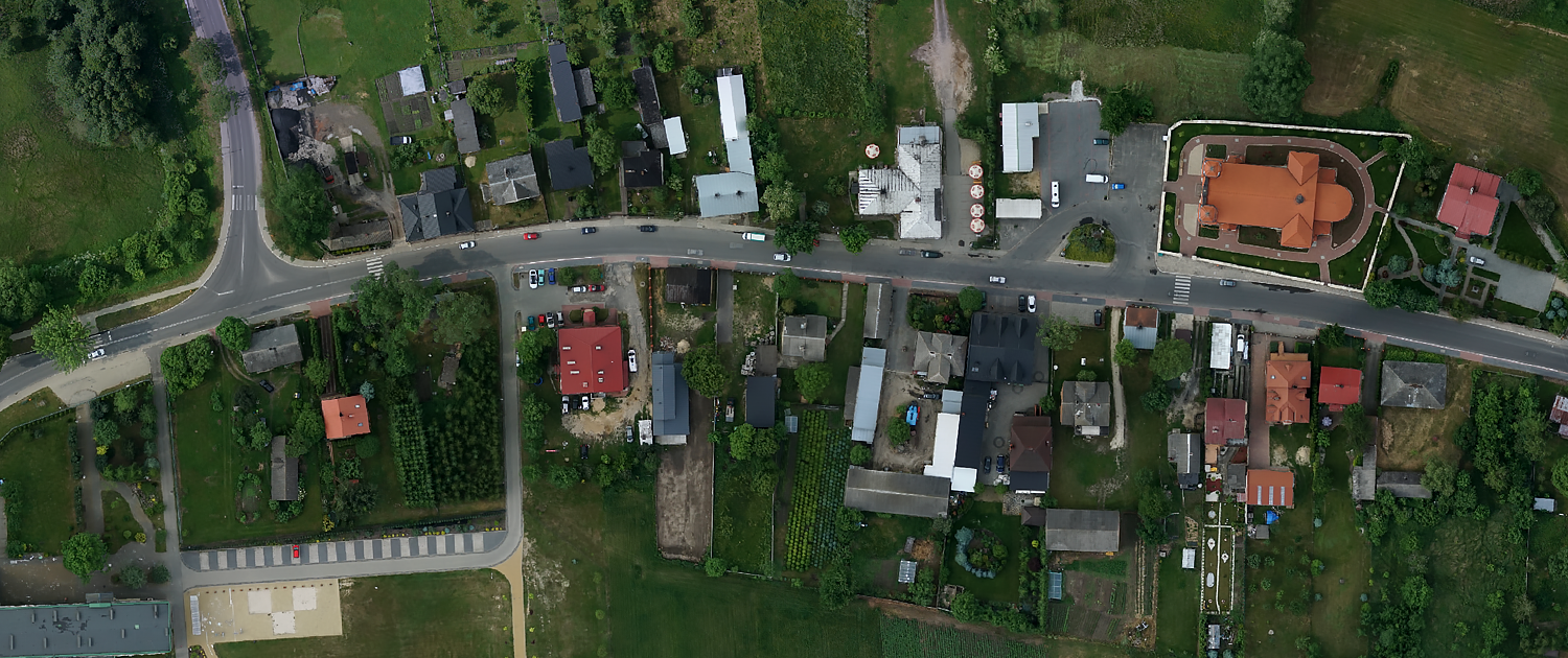 zdjęcie drogi przebiegającej przez miasteczko, wykonane dronem