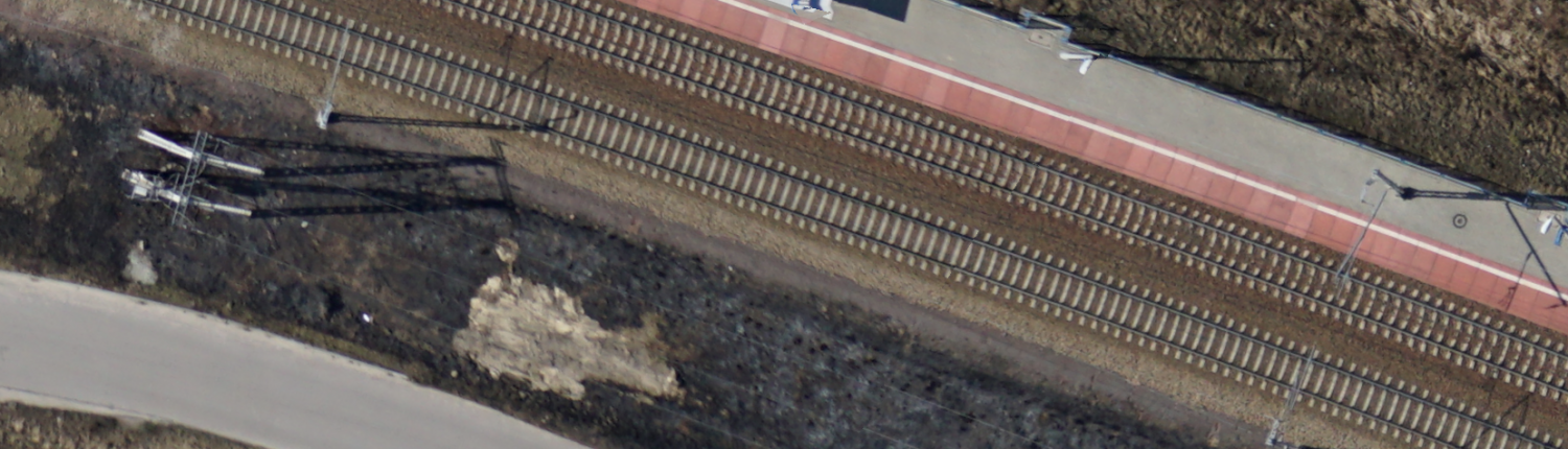 zdjęcie torów kolejowych i stacji pkp wykonane z drona za pomocą aparatu fotogrametrycznego