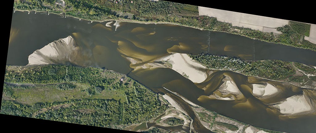 zdjęcie rzeki wykonane z drona za pomocą aparatu fotogrametrycznego