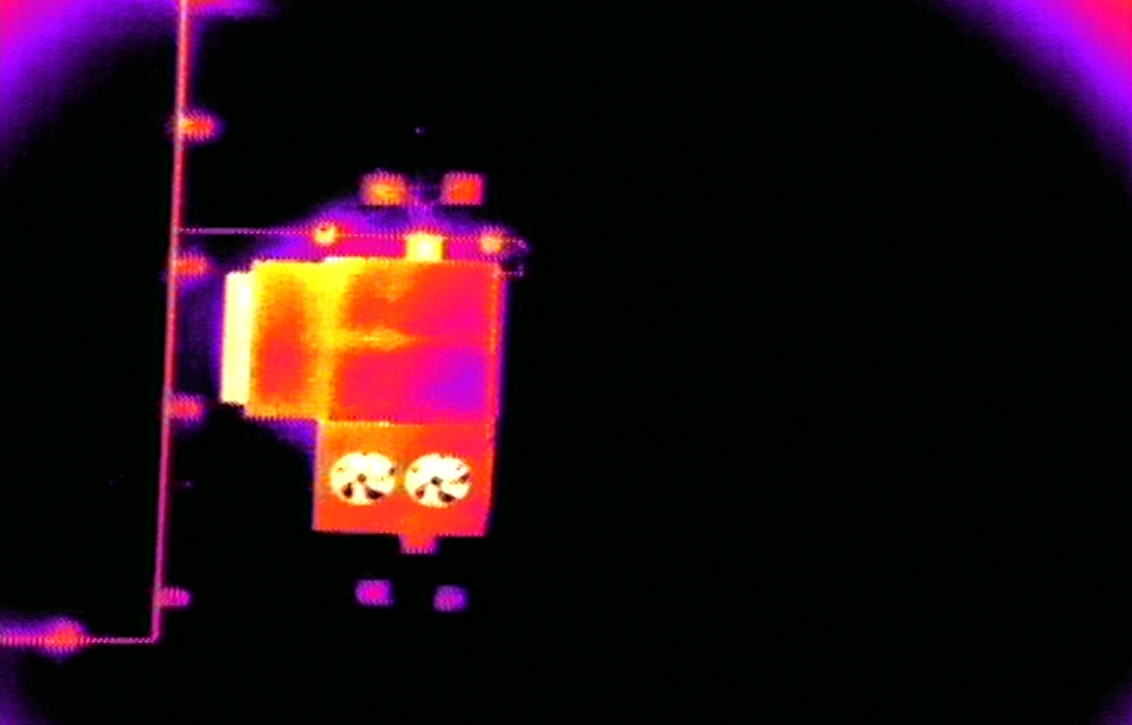zdjęcie termowizyjne wykonane z drona nad dachem zakładu przemysłowego