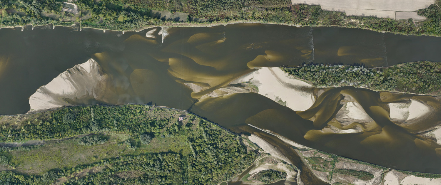 zdjęcie rzeki wykonane z drona za pomocą aparatu fotogrametrycznego