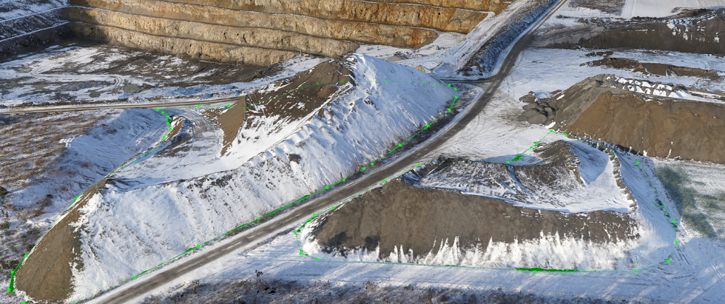 zdjęcie zaśnieżonej hałdy w kopalni odkrywkowej
