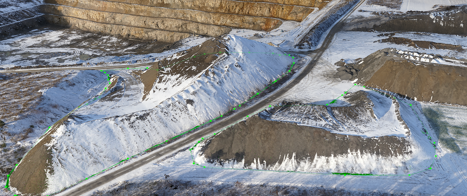 zdjęcie zaśnieżonej hałdy w kopalni odkrywkowej