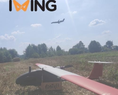 dron w przestrzeni kontrolowanej lotniska komunikacyjnego CTR, na tle lądującego samolotu