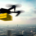 dron z przesyłką lecący nad miastem