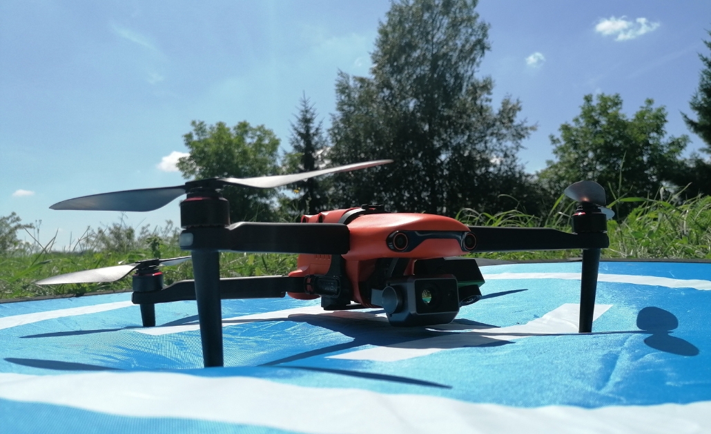 dron wielowirnikowiec autel na lądowisku